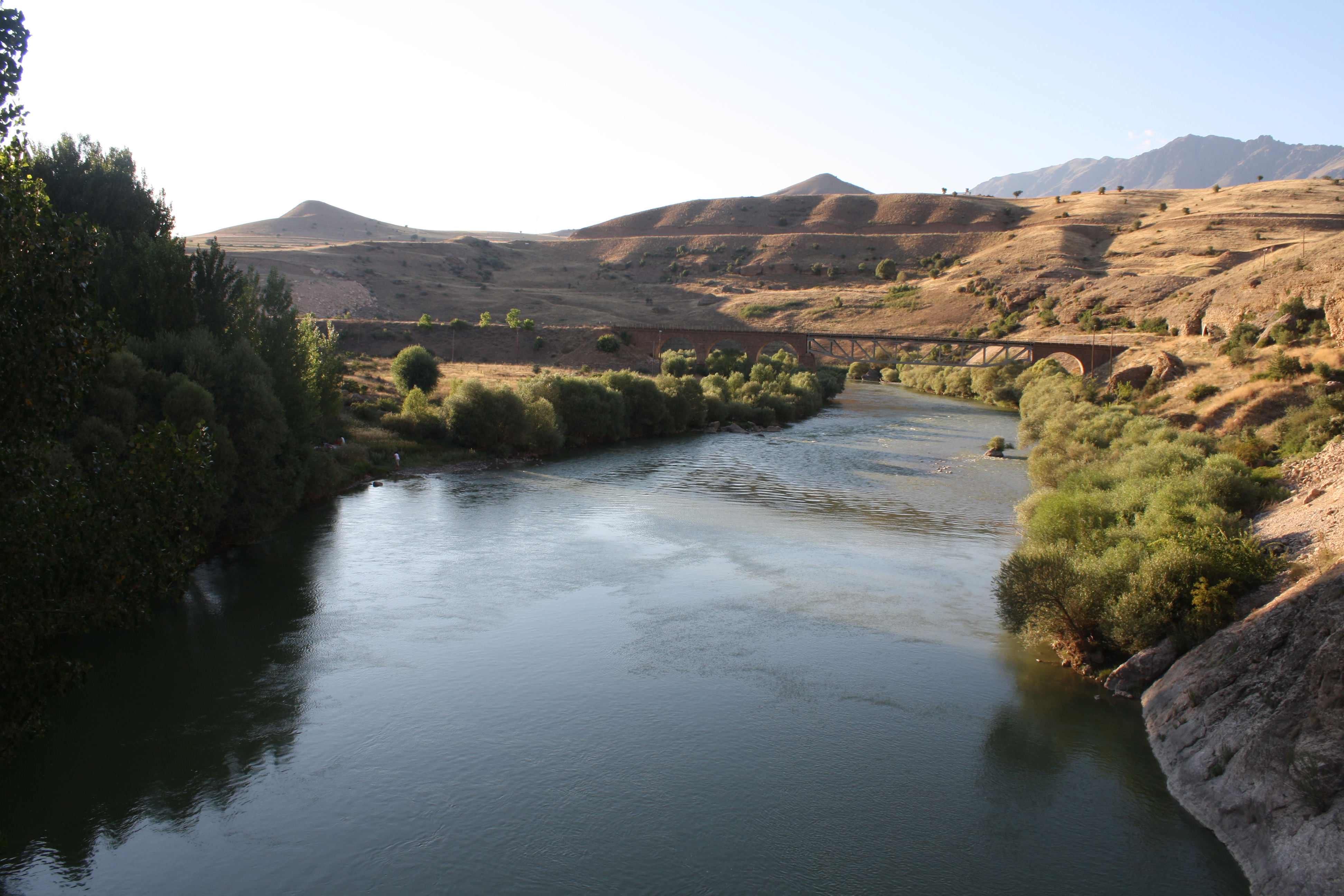 Zwischen Erzincan und Kemah, an der Acemoglu Brücke. Hier wurden 1915 zehntausende Armenier deportiert und umgebracht, 1938 standen auch zazaische Aleviten hier.